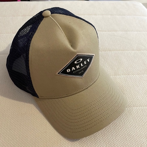 Oakley Trucker Cap With Blue Seethrough 